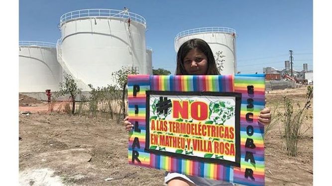 NO A LAS TERMOELÉCTRICAS. El pedido se repitió ayer frente a las plantas..
