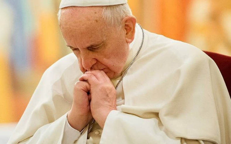El Papa Francisco reza y abraza a Bahía Blanca. (vida-crista.pt)..png