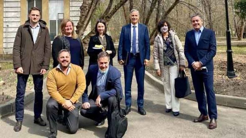 Marcelo Figueiras junto a su equipo de trabajo en Moscú, donde se encuentra actualmente. .