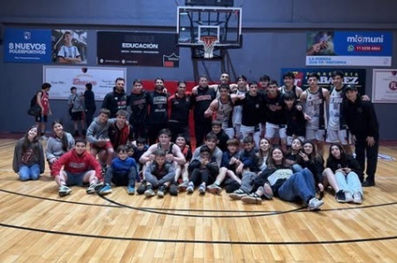 JUGADORES E HINCHADA. Derqui ganó el duelo de equipos locales y persigue al líder de su grupo.