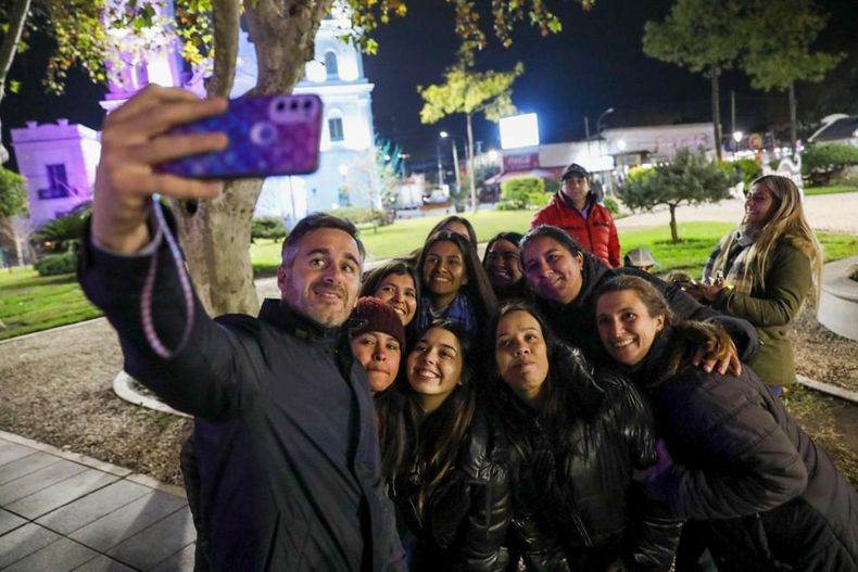 SELFIE. Achával en la plaza 12 de Octubre. Fotos, abrazos y pedidos en cada recorrida. &nbsp;