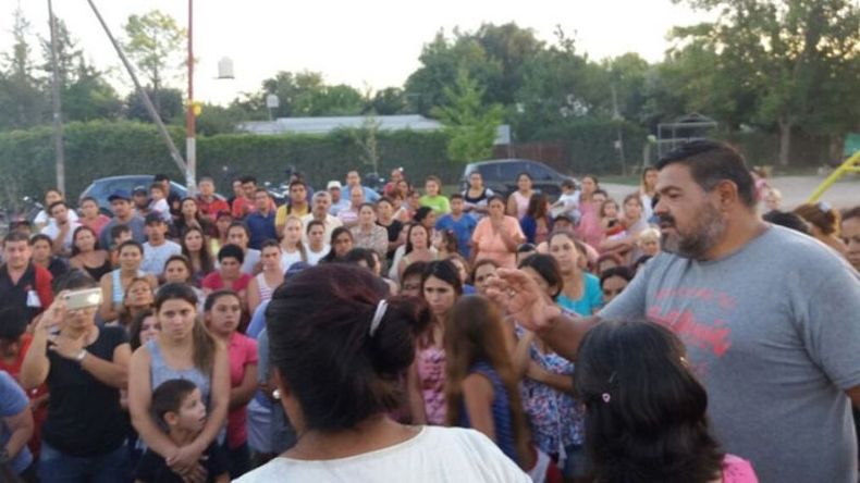 ALIVIO. Los vecinos celebraron la suspensión del remate pero siguen en alerta..