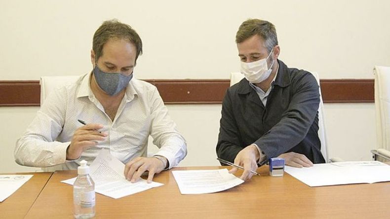 FIRMA. “El acceso a la vivienda digna es un derecho muy importante”, destacó Achával..