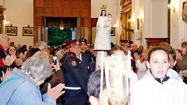APLAUSOS. Los fieles celebran el ingreso de la Virgen al templo, luego de recorrer las calles del centro. .