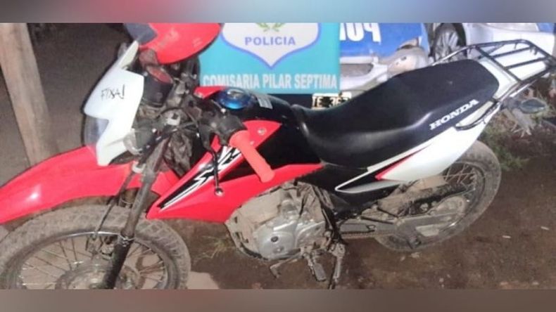 El detenido circulaba en una moto con la numeración adulterada. Foto @juancaimpacto. .