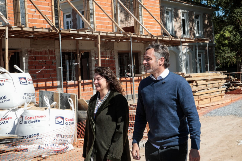 Federico Ach&aacute;val recorri&oacute; el edificio junto a Lizzie Wanger.