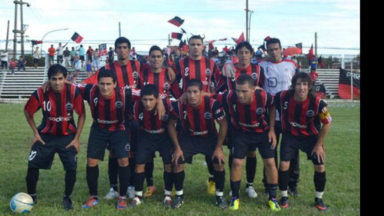 (Atlético TV - Javier Pagani). La formación inicial de Deportivo Villa Rosa que ganó y manda en su grupo..