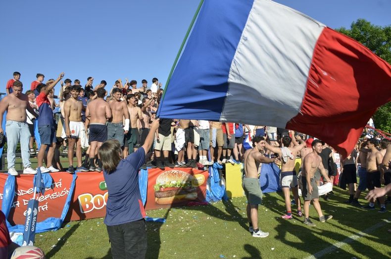 La bandera de Deportiva Francesa flameó en el clásico.