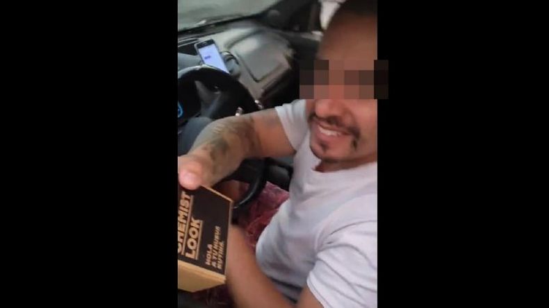 El presunto remisero recibe la caja de mano del pilarense (captura de video)..