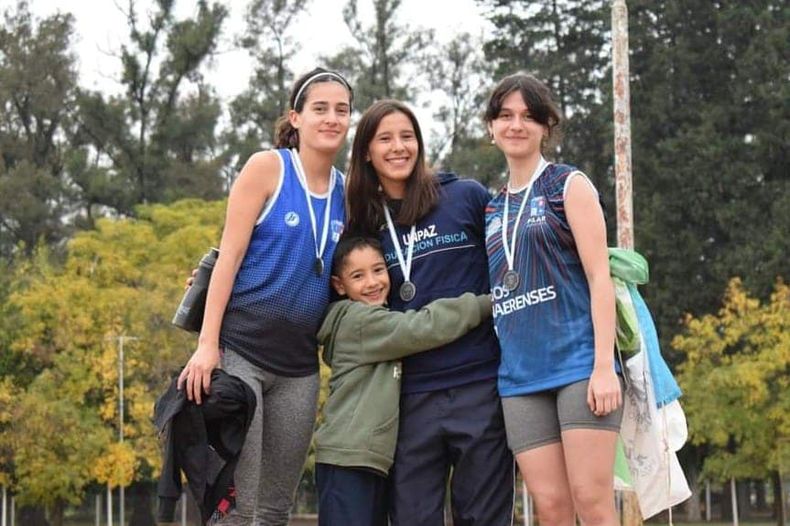 PODIO. Aldana Delgado (izq.) y Lucía Beliera (der.) protagonistas en salto en largo.