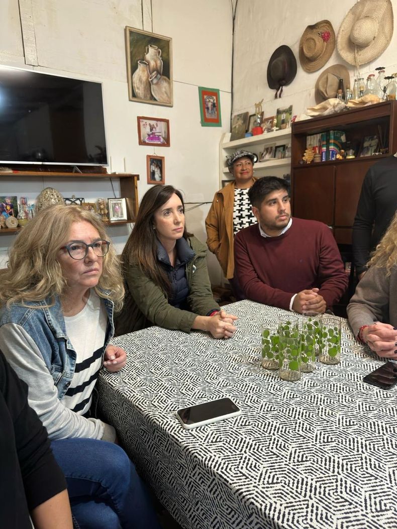 Claudia Rucci, Victoria Villarruel y Jorge Juárez dialogando con un grupo de vecinos. 