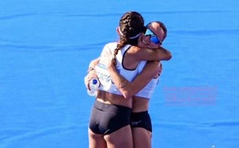 El abrazo de Daiana Ocampo y Florencia Borrelli tras el maratón de los Juegos Olímpicos París 2024.