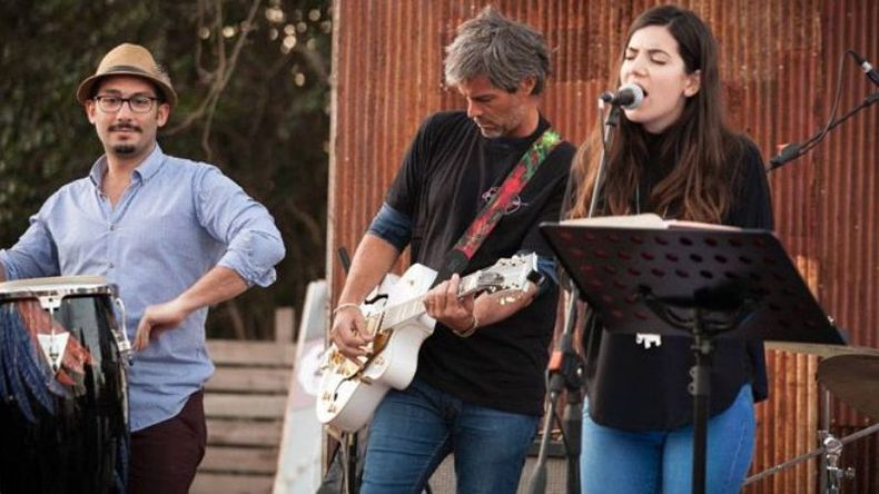 EN EL MERCADO. Bien gracias, la banda que integra Matías Camisani, animó las actividades en La Aldea. Su esposa, la modelo y conductora Dolores Barreiro, siguió atenta el show y regaló su mejor sonrisa para la foto. .