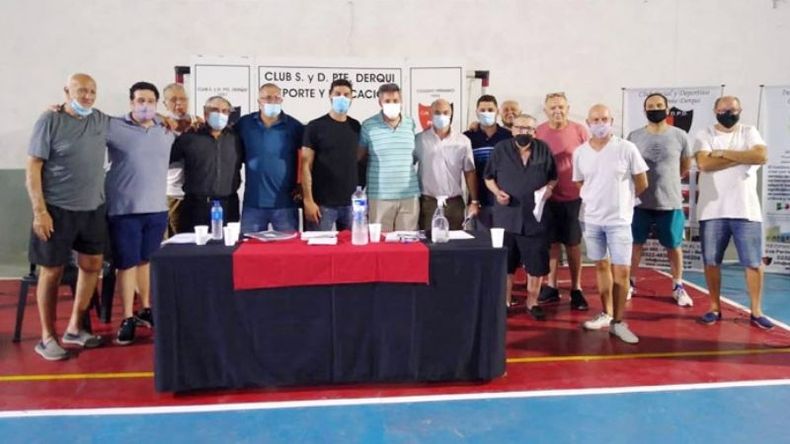 AUTORIDADES. La flamante Comisión Directiva de Derqui, tras la asamblea..