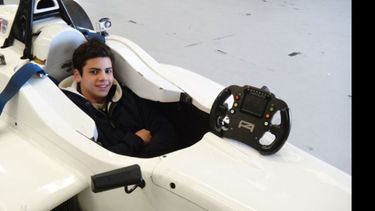 Fallas sentado en el auto del MGR con el que probó en Inglaterra..