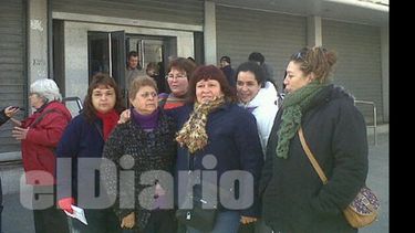 Grupo de vecinas, ayer, en la protesta contra Edenor..