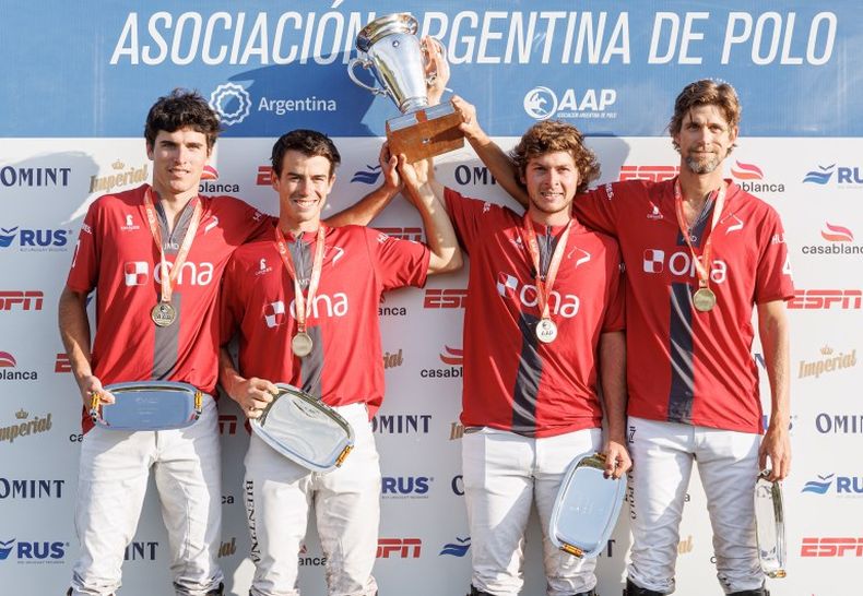 BICAMPEÓN. La Irenita levanta la Copa Pilar que logró por segunda vez.