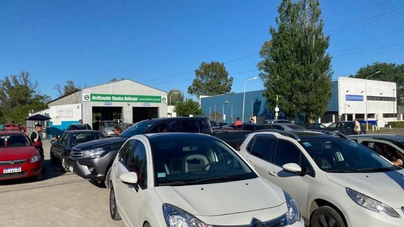 La planta de la VTV colapsada de vehículos antes de las 8 de la mañana. .