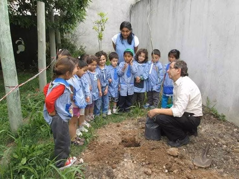 Fernando D&acute;Aur&iacute;a calcula que plant&oacute; junto a sus alumnos unos 35.000 &aacute;rboles en todo Pilar.