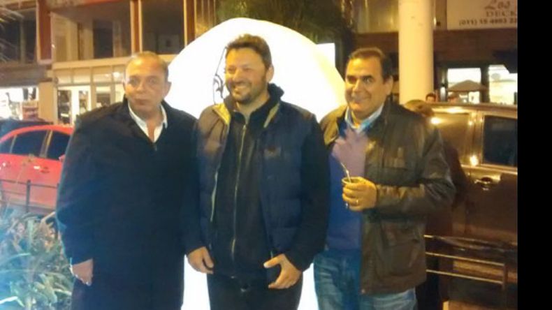 JUNTOS OTRA VEZ. Zúccaro y Molina rodean al artista. Los dos dirigentes aparecieron retratados sin la militancia..