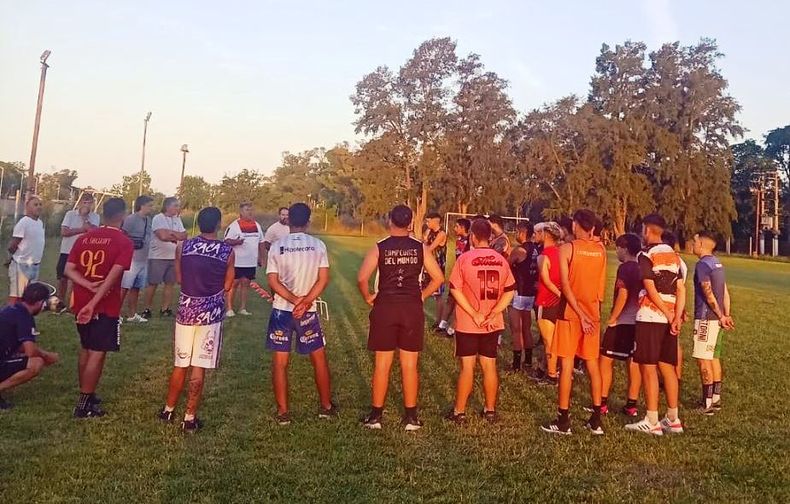 Los jugadores de Manzanares en la previa al entrenamiento del lunes en el Cuni Viaño.