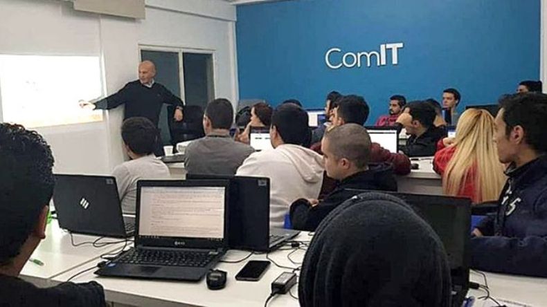 COMUNIDAD IT. Es la entidad encargada de los cursos..