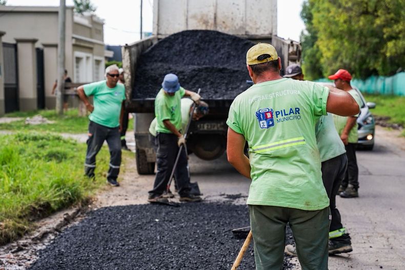 MATERIAL CALIENTE. Los trabajos de bacheo llegaron a la localidad de Manzanares.