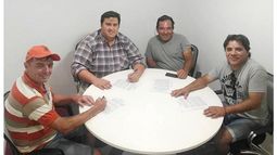 FIRMA CONTRATO. El presidente Crivello (2º) y los miembros de la CD, Rodríguez y Bravo, junto al responsable de la empresa..