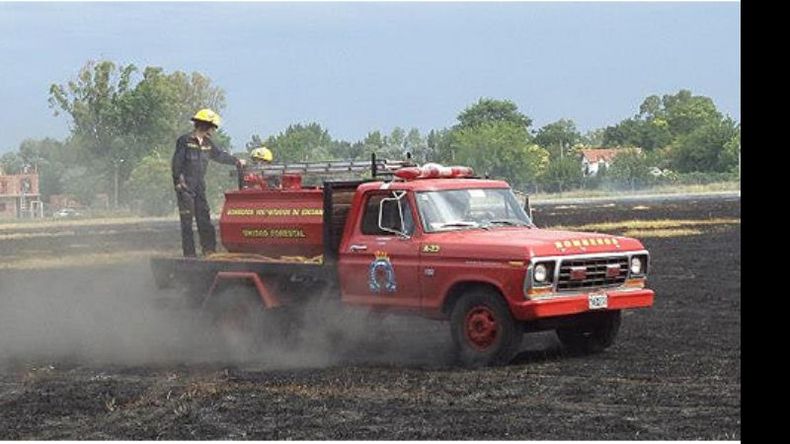 (Quiero Villa Rosa). Tierra arrasada. Una autobomba sobre las cenizas del campo incendiado..