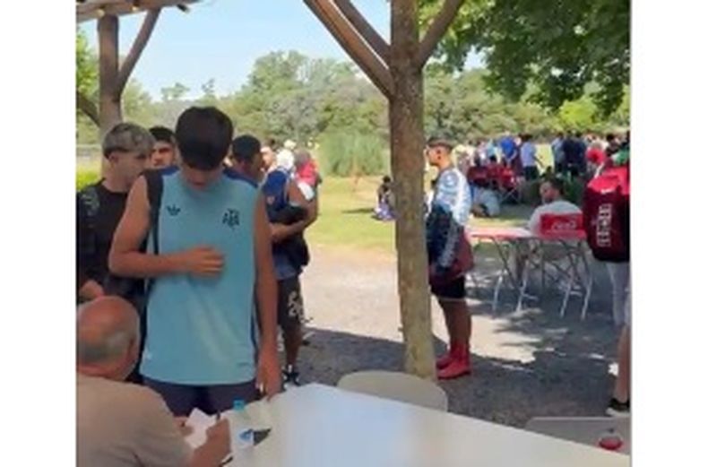 Largas filas para inscribirse en las pruebas de Real Pilar.