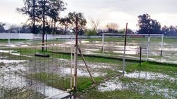 AGUA. La cancha de Unión inundada tras el temporal de ayer..