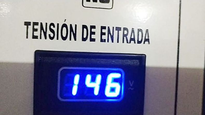 A las 20 horas la cosa empeora y mucho! Es una vergüenza este servicio. Encima una zona sin gas natural. Años sufriendo esto. Teniente General Juan Domingo Perón, entre Alerces y Casuarinas, Manuel Alberti. Pablo Sabbath / @Pabloklos. .