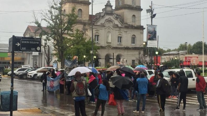 CON PARAGUAS. La protesta en este momento..