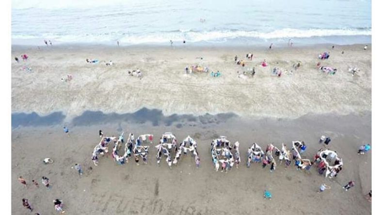 FUERA. Bianco fue escrachado en la playa de Mar de Ajó..