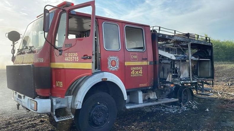 PÉRDIDAS. En uno de los incendios de este año se quemó una autobomba. .