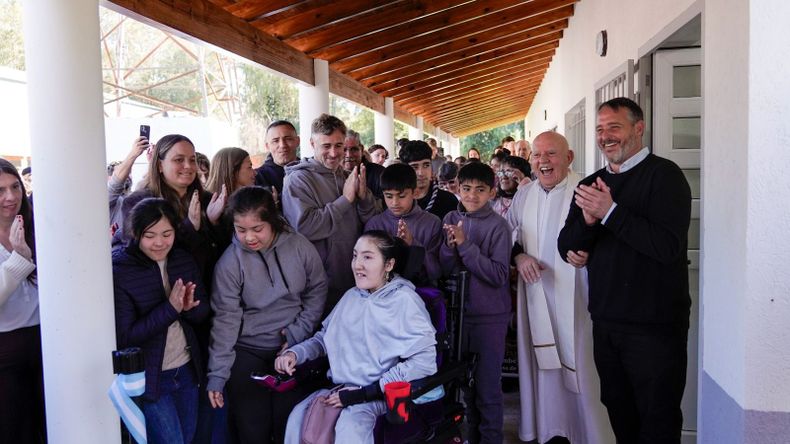 Achával y sus funcionarios durante el corte de cintas que dejó inaugurada las nuevas aulas en la Escuela Santo Tomás, en Manuel Alberti.
