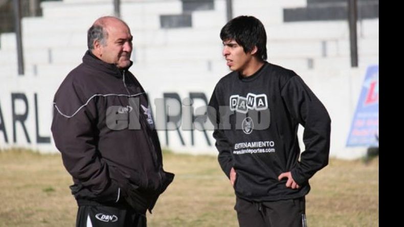 Oscar Santángelo, DT de Fénix, y Nicolás Zárate, la figura de Abrojal que jugará en la Primera C..