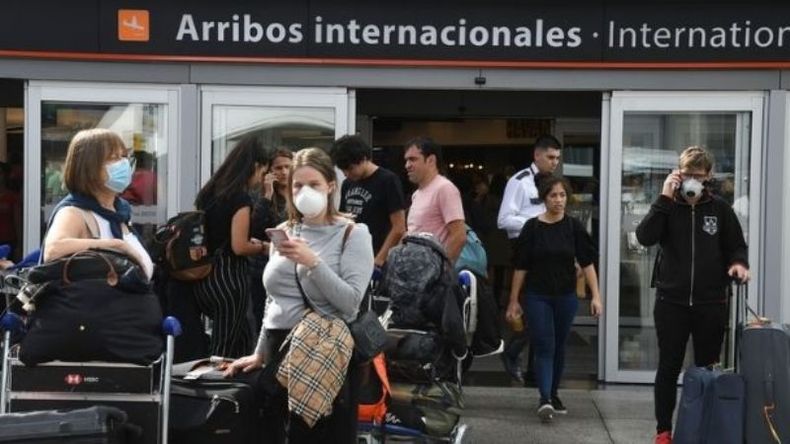 Quienes arriben del exterior deberán cumplir con los testeos y el aislamiento obligatorio. .
