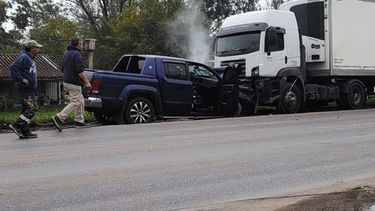 FUERTE IMPACTO. Se produjo esta tarde entre una camioneta Amarok y un camión, sobre la Ruta 28.