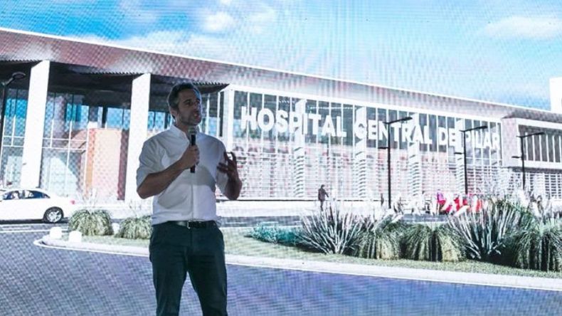 IMÁGENES. Achával dio detalles de la obra frente al lugar donde empezará a construirse..