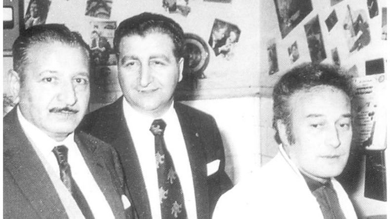 Interior de la radio LVA Difusora América, a inicios de ladécada de 1970. El jefe comunal Luid Murad (centro), juntoa un corresponsal del diario La Nación y a Roaldo Barbesini..