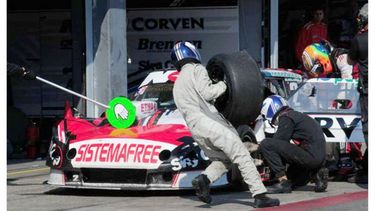 CAMBIO. Matías Rossi lleva el neumático del Ford, en uno de los ingresos al box..