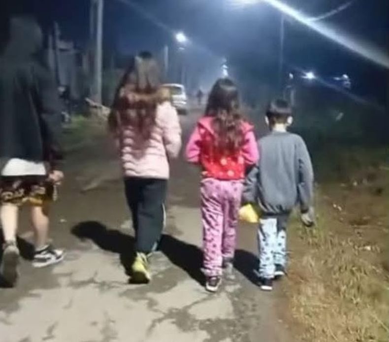 Se piden donaciones de ropa para el matrimonio y los cuatro hijos, luego del incendio de su casa.