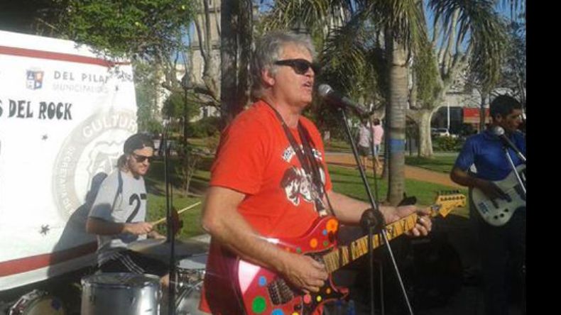 QUE SEA ROCK. El Gato Maass a la cabeza de Sueños Locos, una de las bandas que participó ayer del ciclo “Clásicos del Rock Local”, en la plaza 12 de Octubre de Pilar..