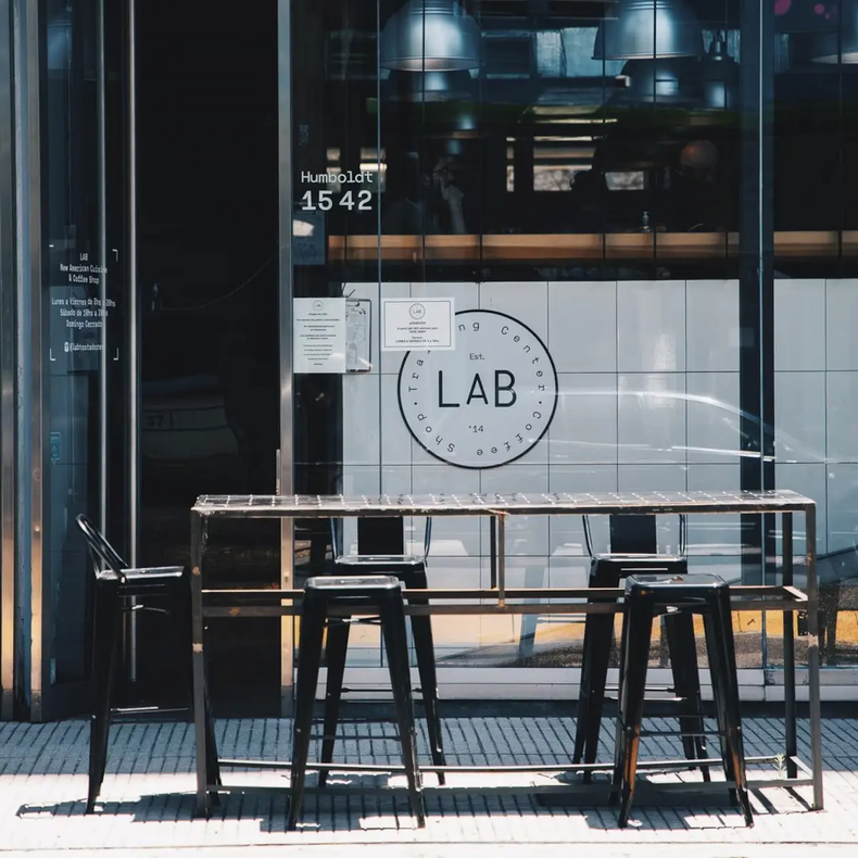 Además de ser una cafetería, LAB funciona como un laboratorio de café. (LAB).png
