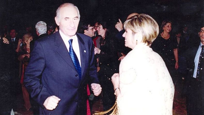 El ex presidente Fernando de la Rúa, vecino de Villa Rosa desde hace décadas, bailando en una fiesta de la Fundación Por Pilar, en el Hotel Sheraton. Fue durante su mandato, en el año 2000. .