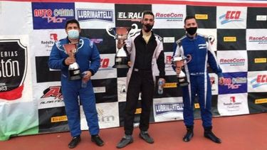 SEGUNDO. Cordone (izq.) en el podio del sábado de la TC1100..