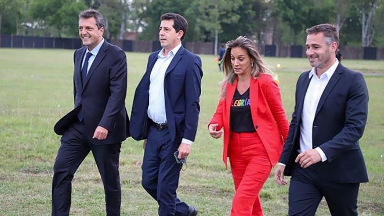 A LA ESPERA. Achával recibió en Pilar a Massa, Eduardo De Pedro y Malena Gamarini..