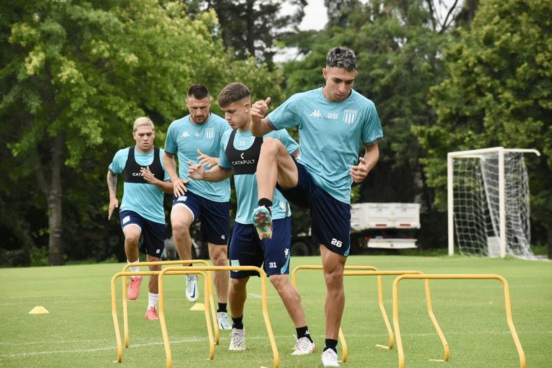 ENTRENAMIENTO. Los jugadores de Racing trabajan en Pilar buscando la puesta a punto.