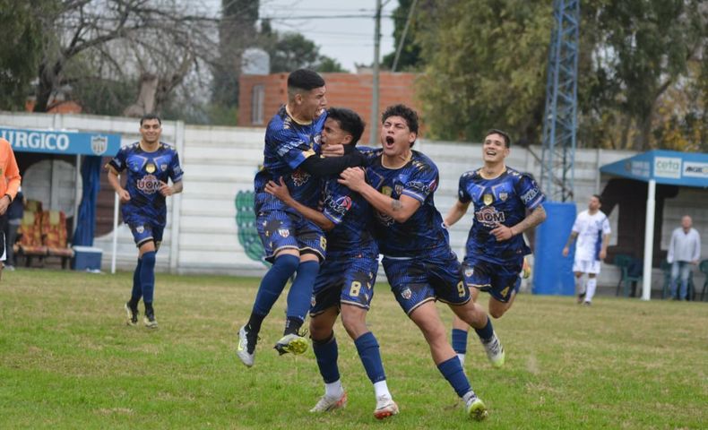 ABRAZO DE GOL. Varela queda entre medio de Paredes y Zamorano en el festejo de su gol.